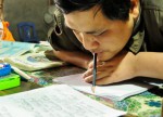 Một ngày ở lớp học đặc biệt của thầy giáo viết chữ bằng miệng