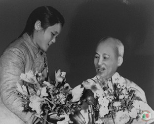 Nữ anh hùng TNXP Nguyễn Thị Kim Huế (Quảng Bình) thay mặt hơn 300 đại biểu tặng hoa Bác Hồ tại Đại hội Đại biểu TNXP thi đua chống Mỹ cứu nước (năm 1967).