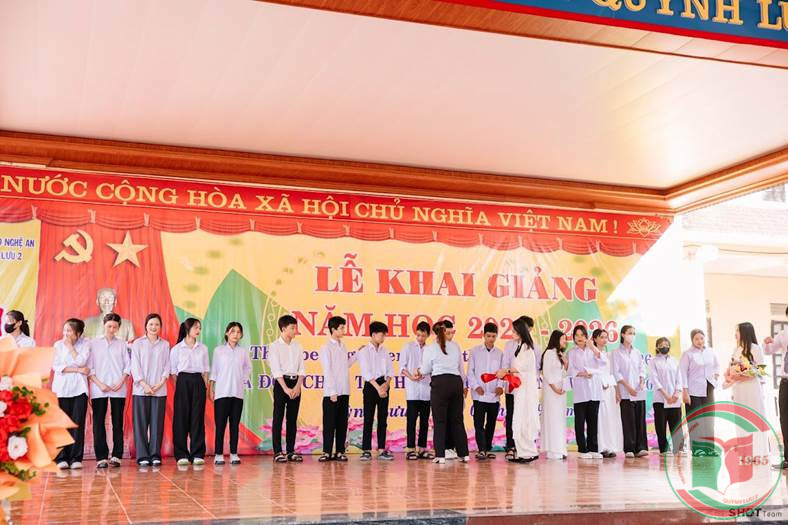 Học sinh nhận quà khai giảng