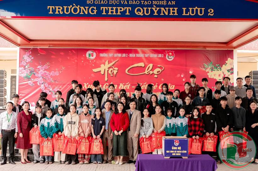 Hs nhận quà tết