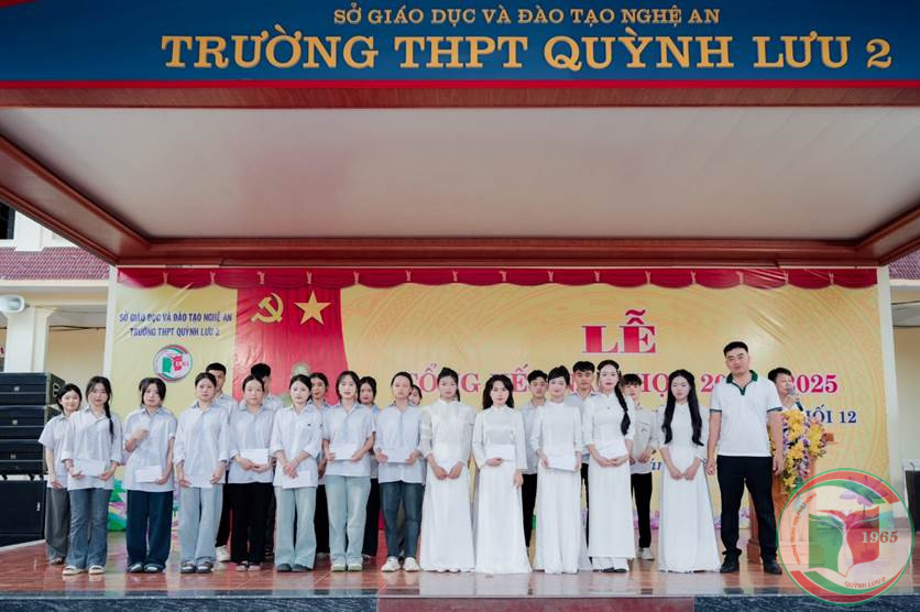 Hs nhận quà tổng kết